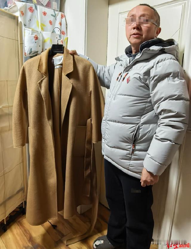 四川乐山，李先生花3500元在某购物平台买了4件标注“100%山羊绒”的大衣。收