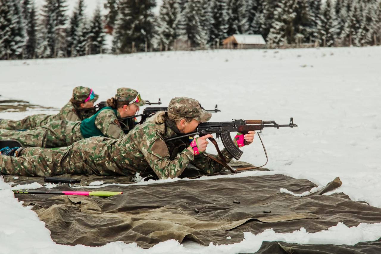罗马尼亚女兵与AIMs突击步枪，有前握把是罗马尼亚阿卡的特点，一眼就认出来了
