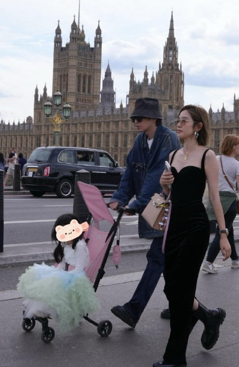 网友伦敦偶遇张若昀唐艺昕！这张拍的超带感
