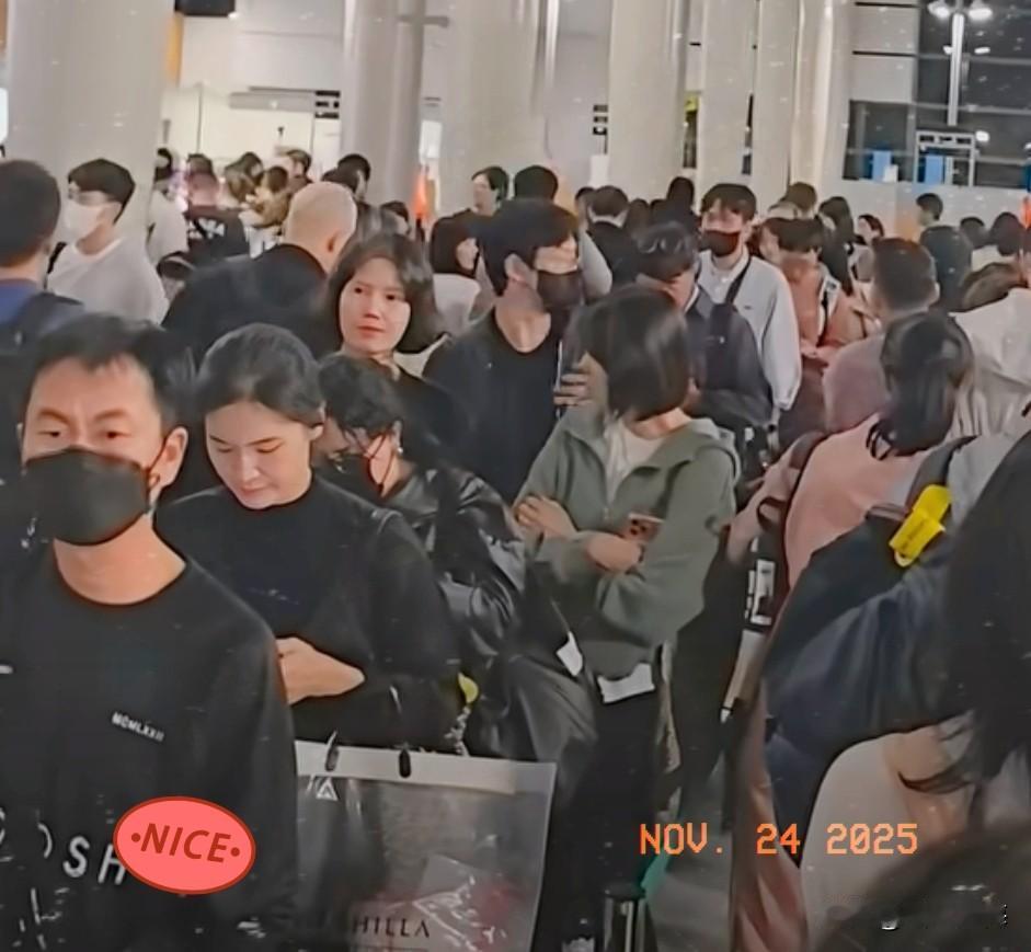 这就是不听劝的下场！看看吧！日本关西机场现在全是咱同胞，挤得跟沙丁鱼罐头似