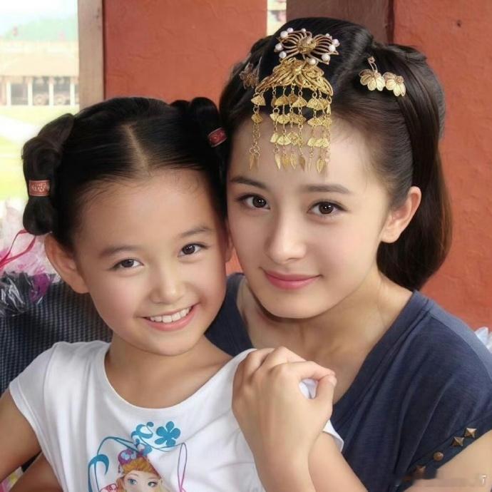 岁月如梭，图间尽显年龄差。往昔与今朝，时光悄然流转，不禁感叹，时间过得真快，那些