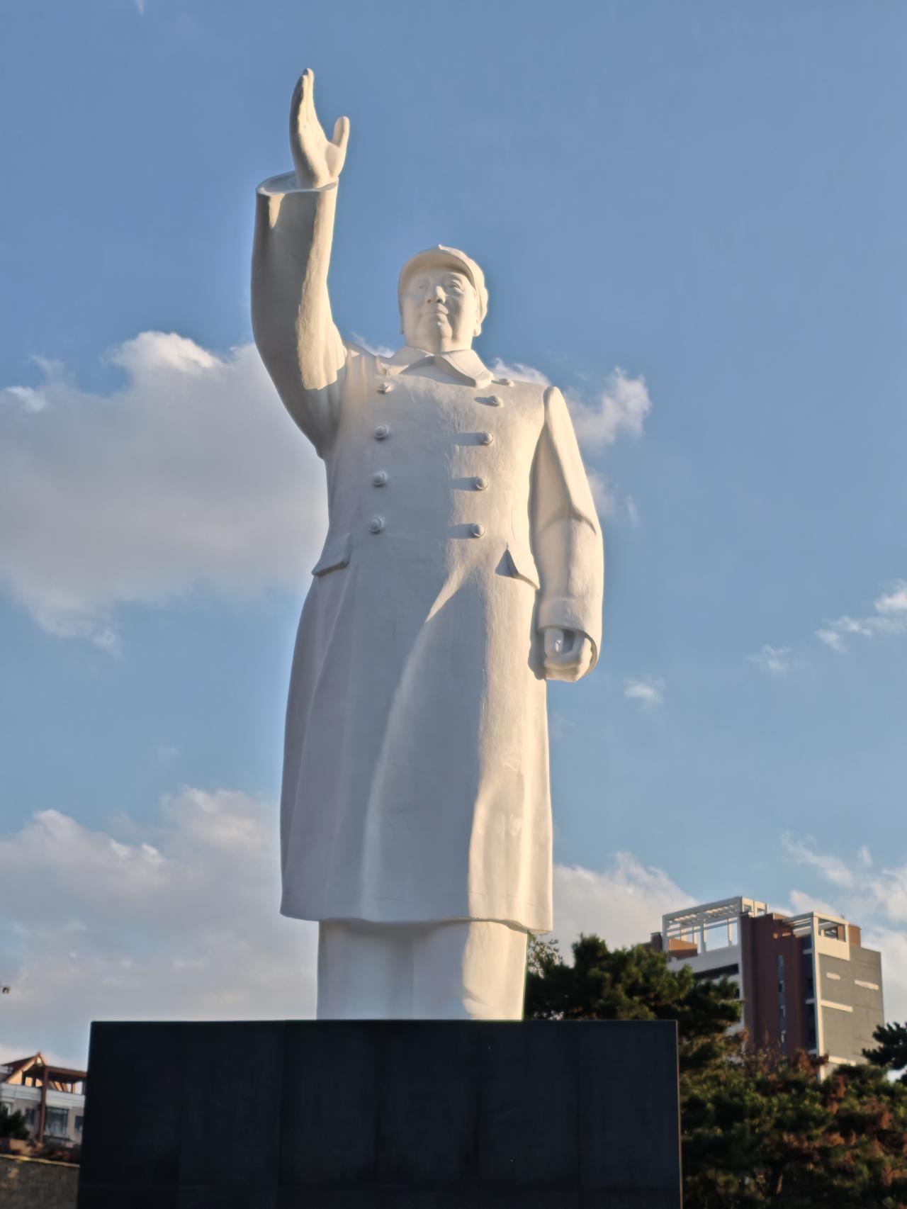 在吉林长春电影制片厂旧址博物馆参观，博物馆门口广场上竖立着一尊毛主席塑像！​
