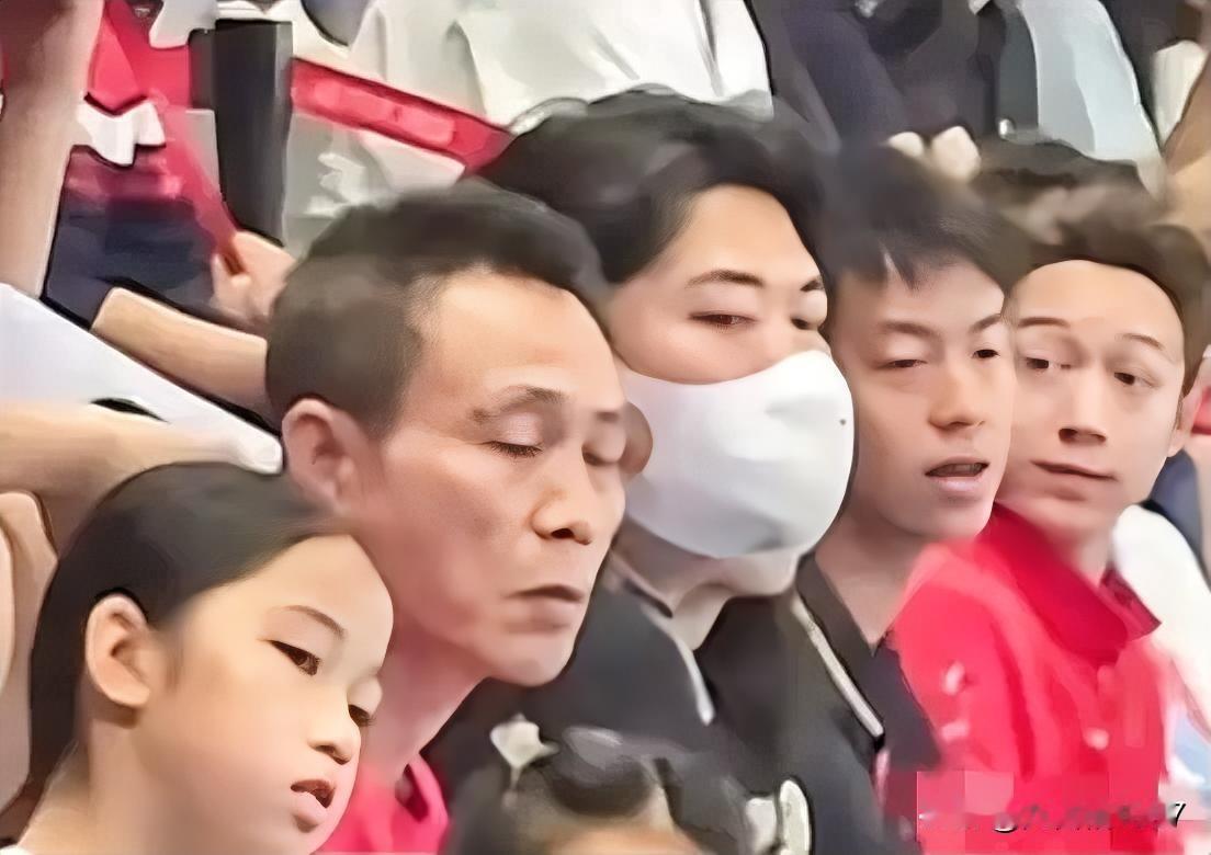 最关心全红婵的，还得是她哥哥！他去现场看比赛，还特意戴了口罩，不是耍大牌，