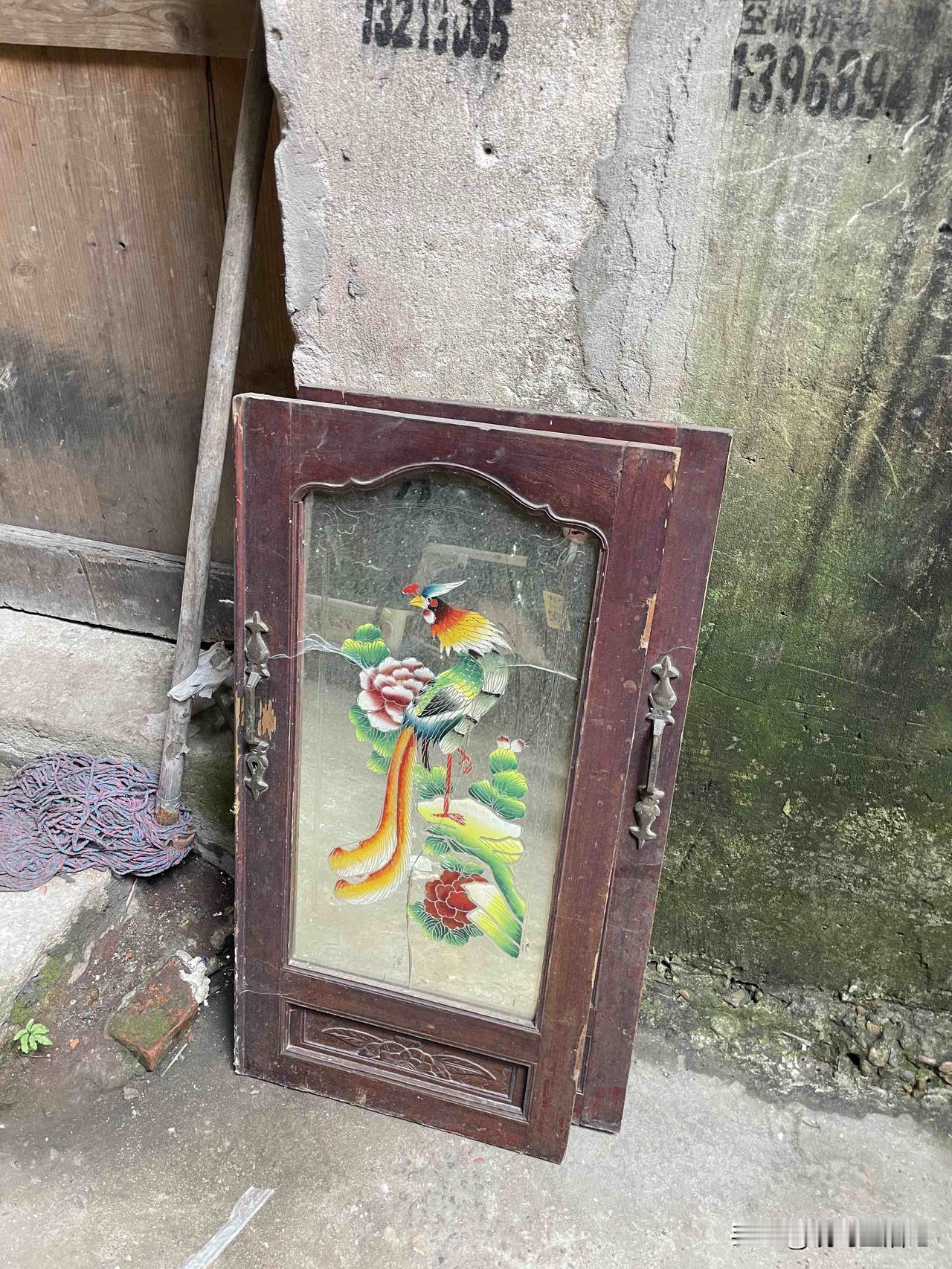 看物件，充满了艺术气息。