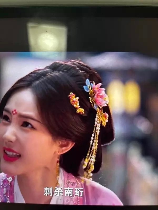 书卷一梦头发有无人看的，是滤镜问题还是艺人自己问题，为什么头发很红棕红棕的，截图