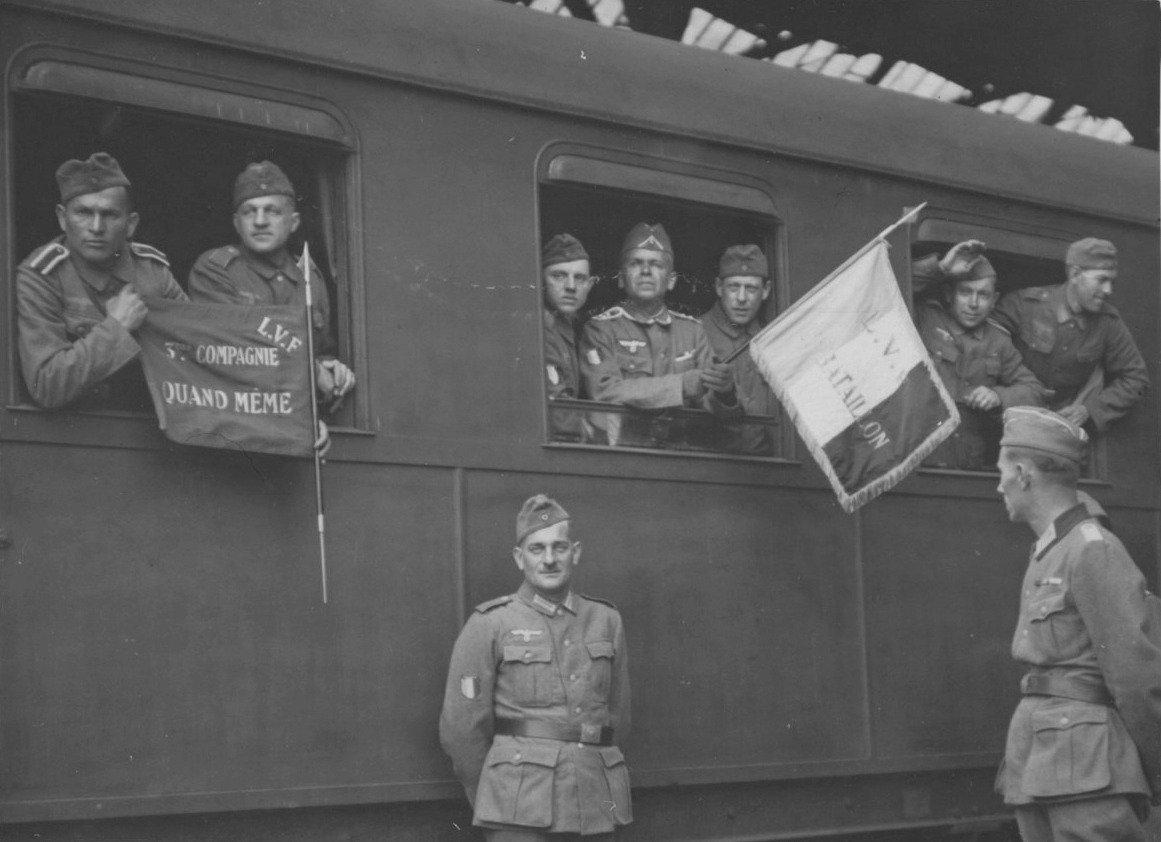 一张1942年的黑白照片，照片中身着德军制服的法国志愿军团（LVF）士兵在巴黎北