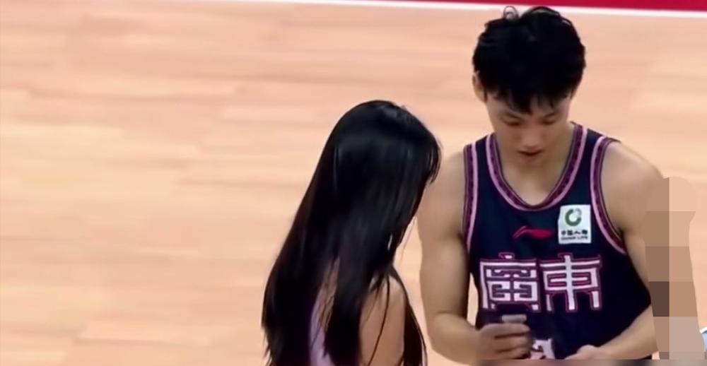 徐杰被女粉堵在墙角，脸都红了，杜锋一个箭步冲过来，你猜怎么着？一群女球迷尖叫着涌