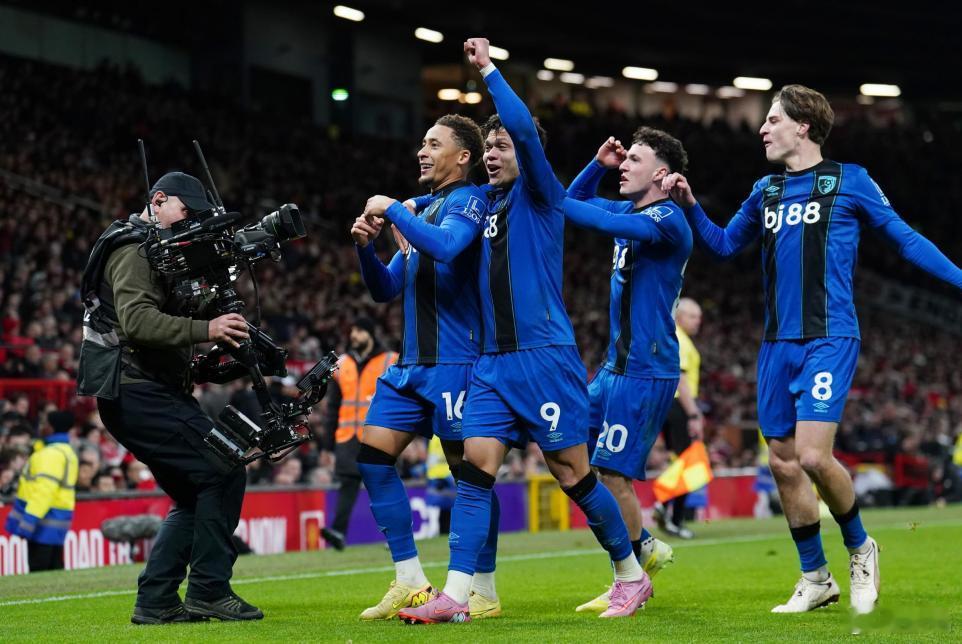 伯恩茅斯伊拉奥拉显然不满于一场平局，他赛后说，如果再多给我们一分钟……他觉得裁