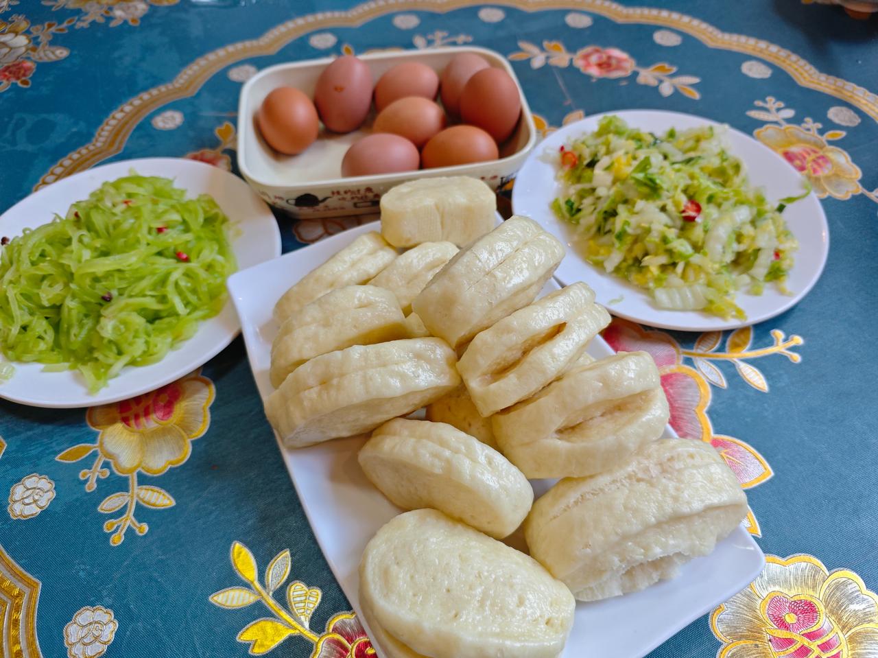 孟屯河避暑，伙食究竟如何？早上一般7点半吃早餐，每桌两三个素菜，稀饭配馒头，一