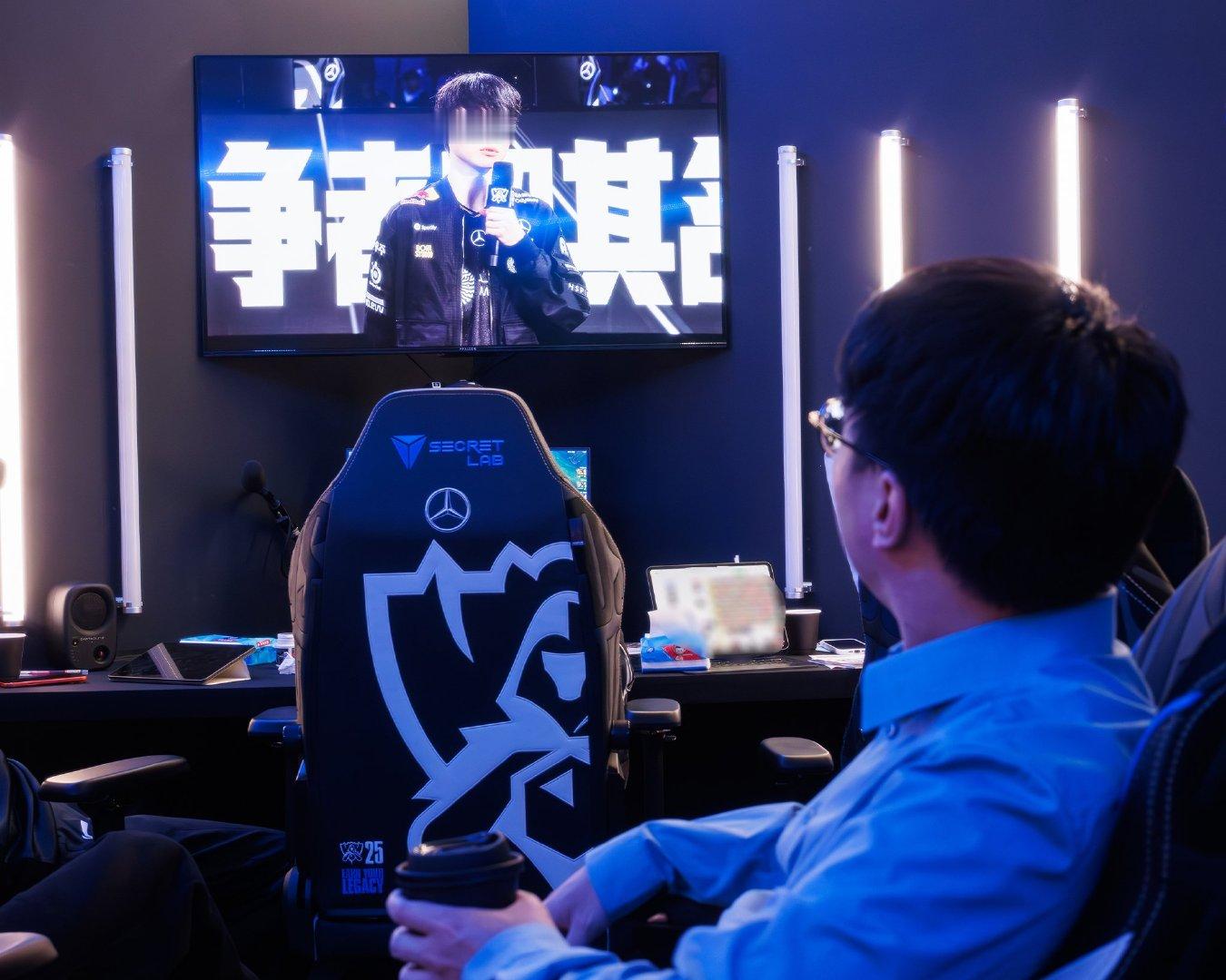 AL主教练Tabe于凌晨五点更新动态，发布全队合影并附上一段感言，文字中流露出深