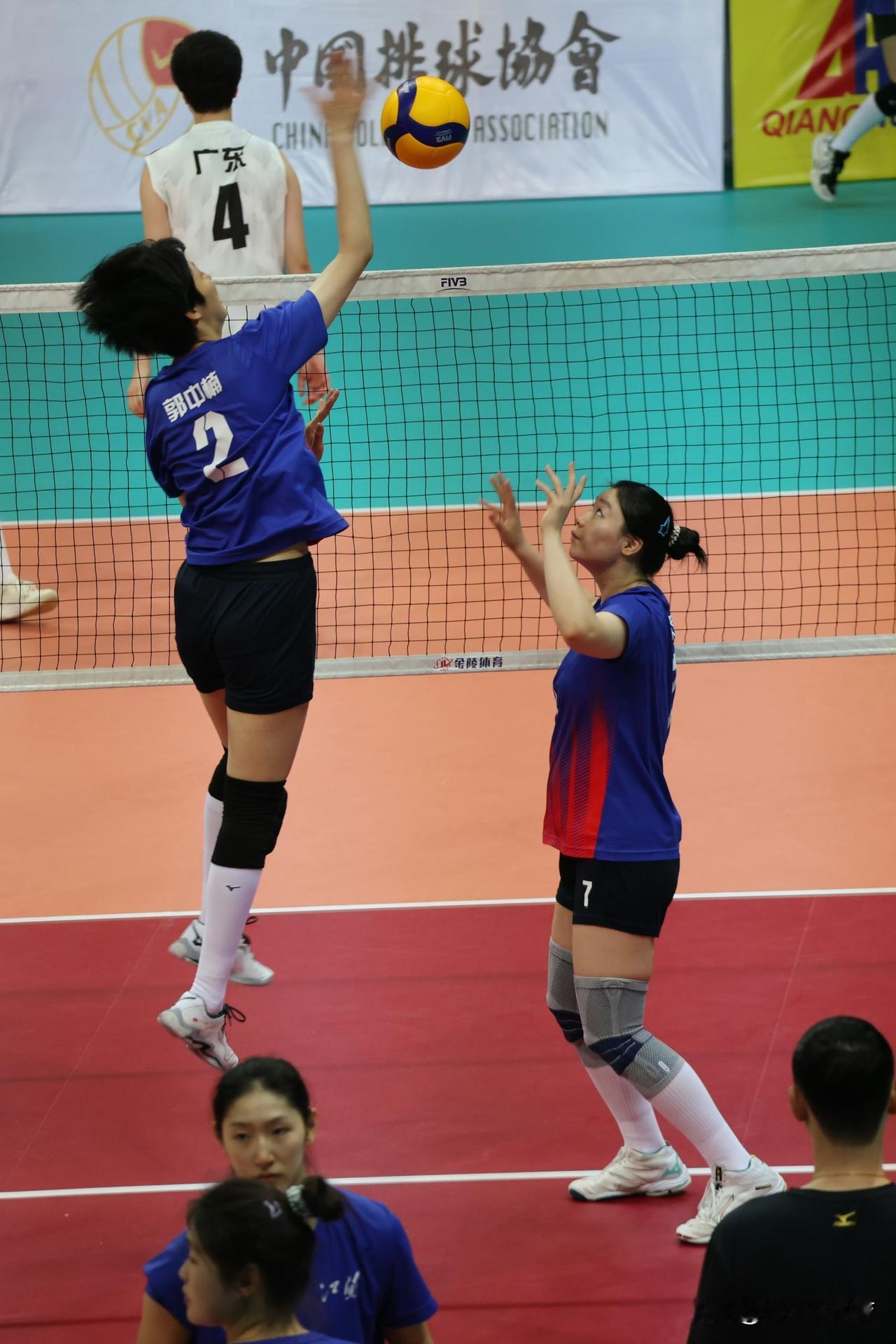 江苏女排16岁小将郭中楠三局狠刷6分拦网，拦网拿下20分冠绝排超全联盟。江苏女排