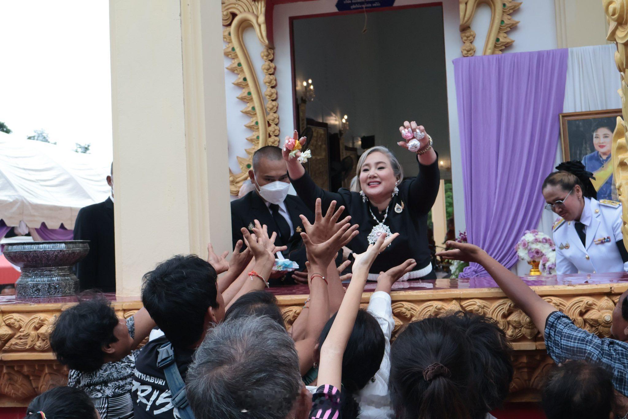 王室王室泰国王室莎拉夫妇继续送佛衣，这已经是她挂着颂妃肖像送的第三场佛