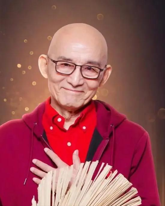主持人问到演员游本昌，听说您住养老院了，是不是啊。游本昌说，这个啊，是以讹传讹，