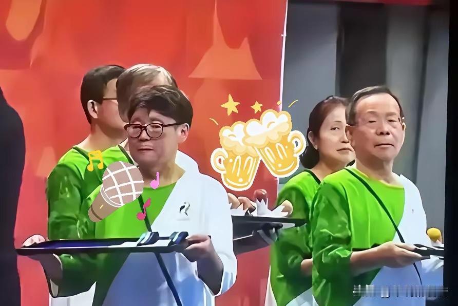 看日本亚运会印象最深的就是礼仪服务人员清一色的大爷大妈再看看中国举办国际赛