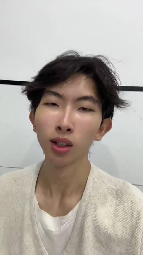 香港小伙发视频吐槽在深圳打工的遭遇。他在视频里说：“我之前就想着，来内地深圳