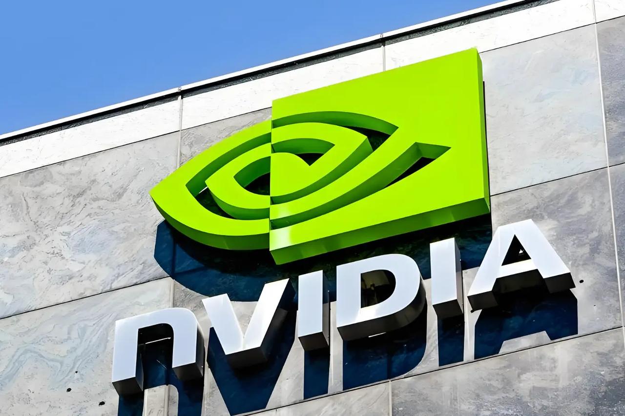 疯了！英伟达砸20亿入股新思，12月1日官宣。这哪是投资，分明是给芯片圈下了