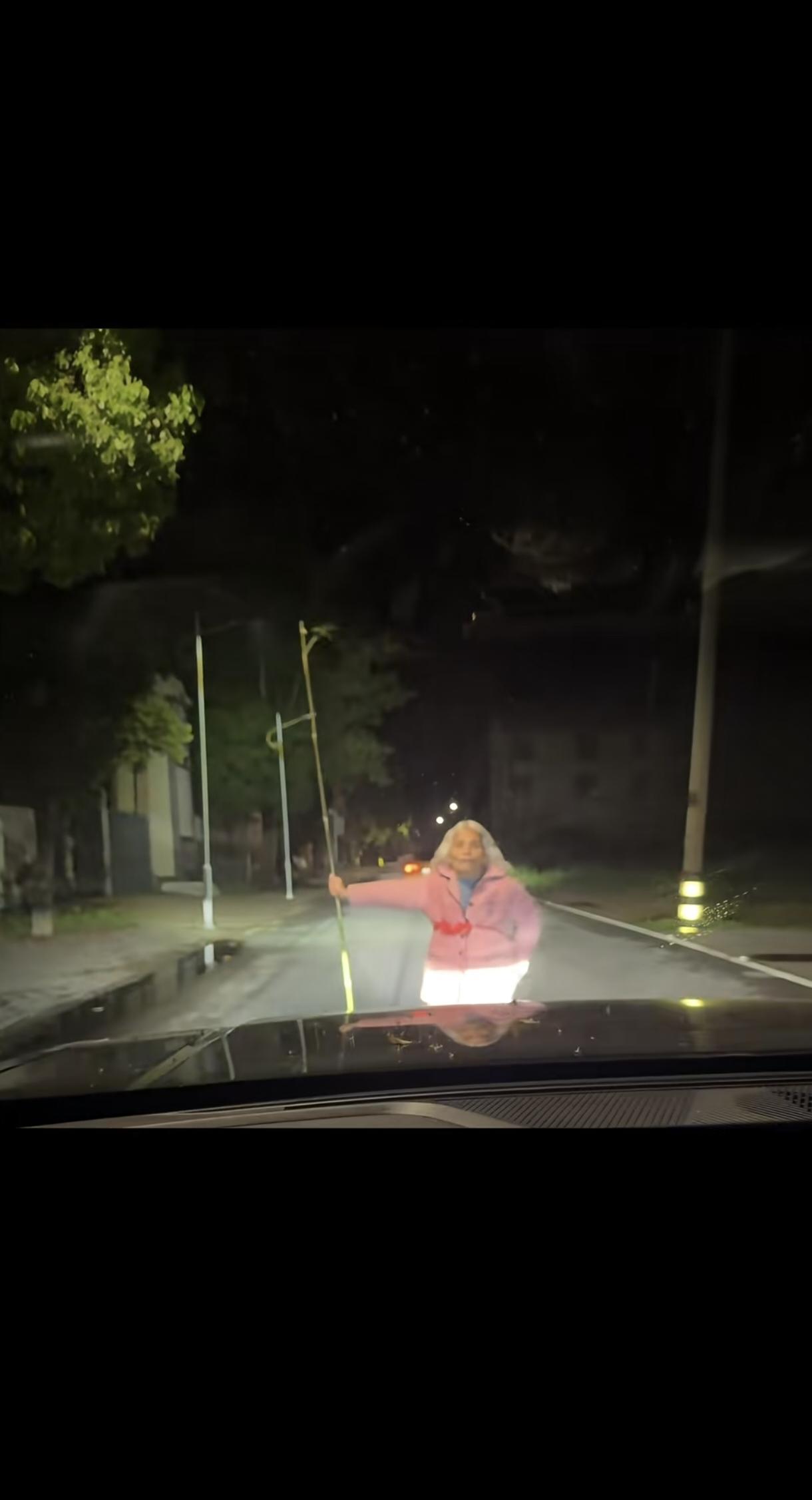 看这个白头发，一开始以为国外，然后这个脸凑近一看，感觉又是国内了嗯。还算斯文，不