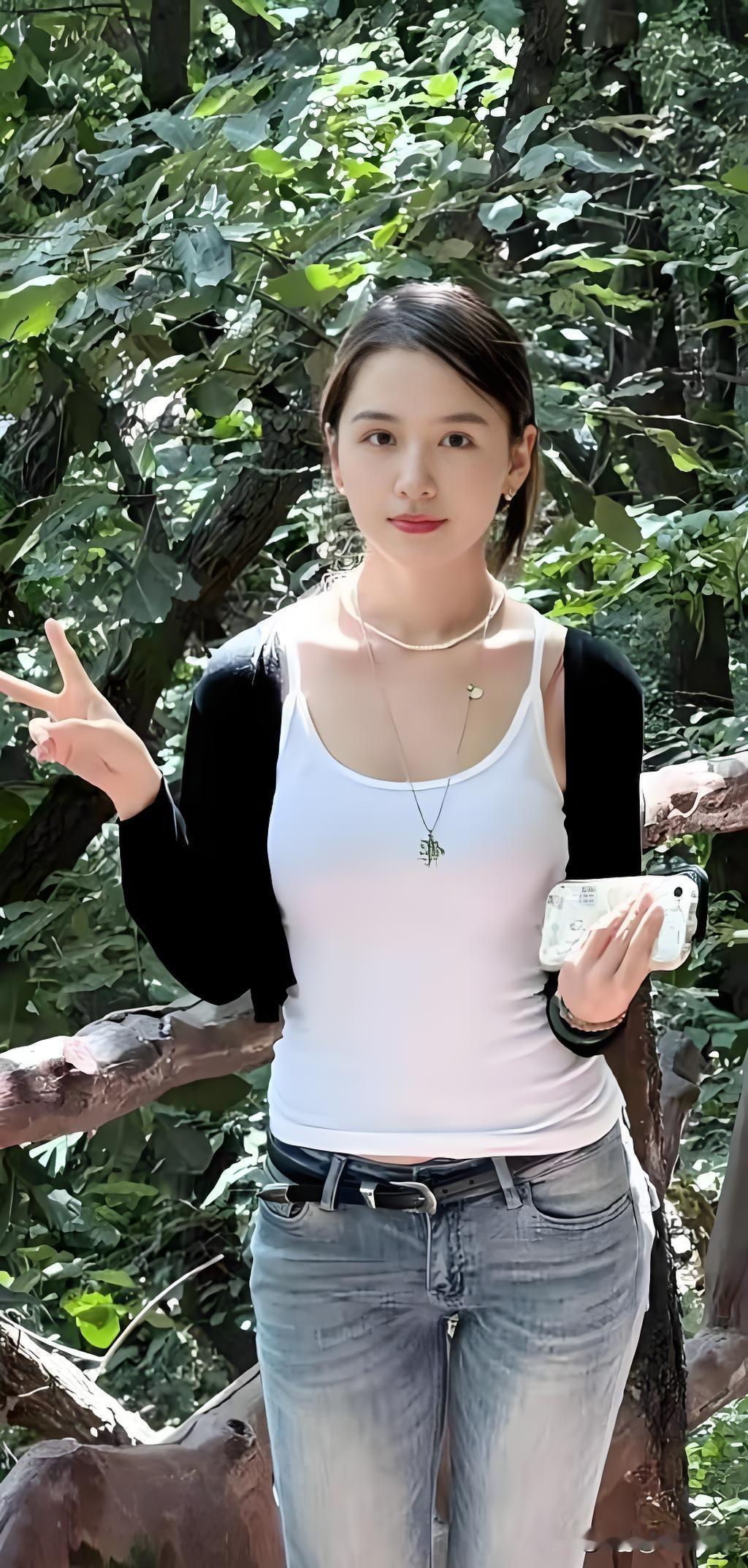 夏日森林，就是自带清新滤镜的天然摄影棚。想象一下，阳光明媚，一个清新女孩站在树林