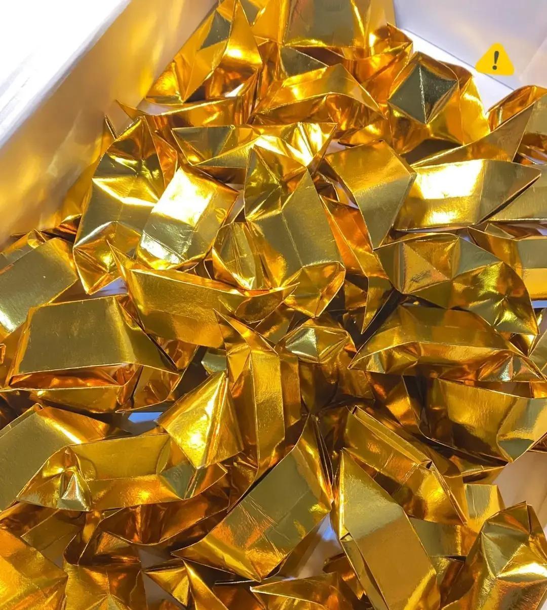 医院旁那对老夫妻开寿衣店十年，总结出一条冷知识：真儿女进门，脸是木的，脚步沉，问