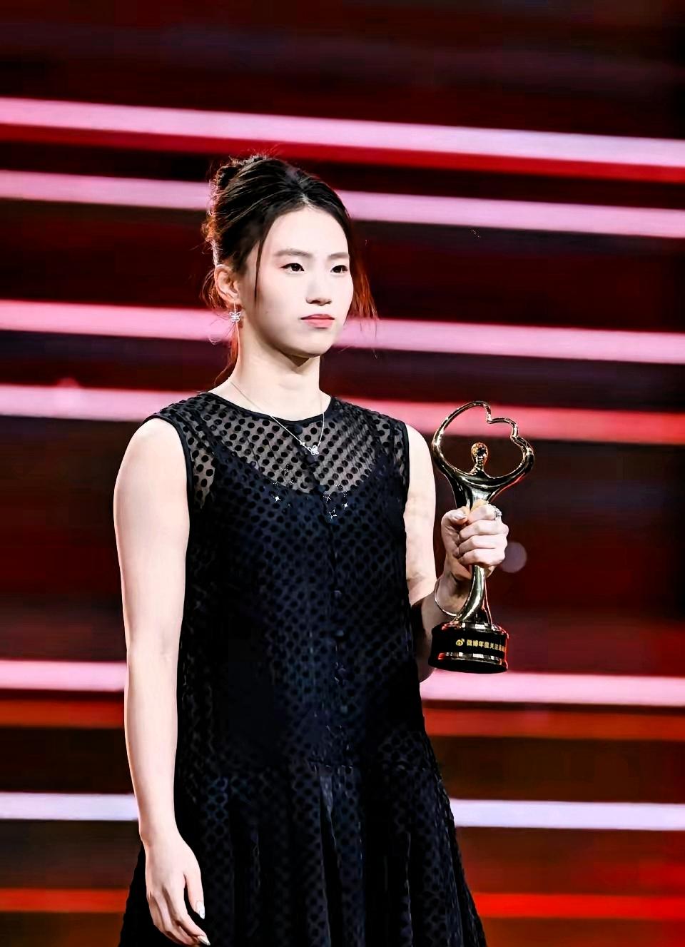 突然好心疼全红婵，同样都是世界冠军，陈芋汐忙着参加跨年晚会，忙着参加微博之夜，