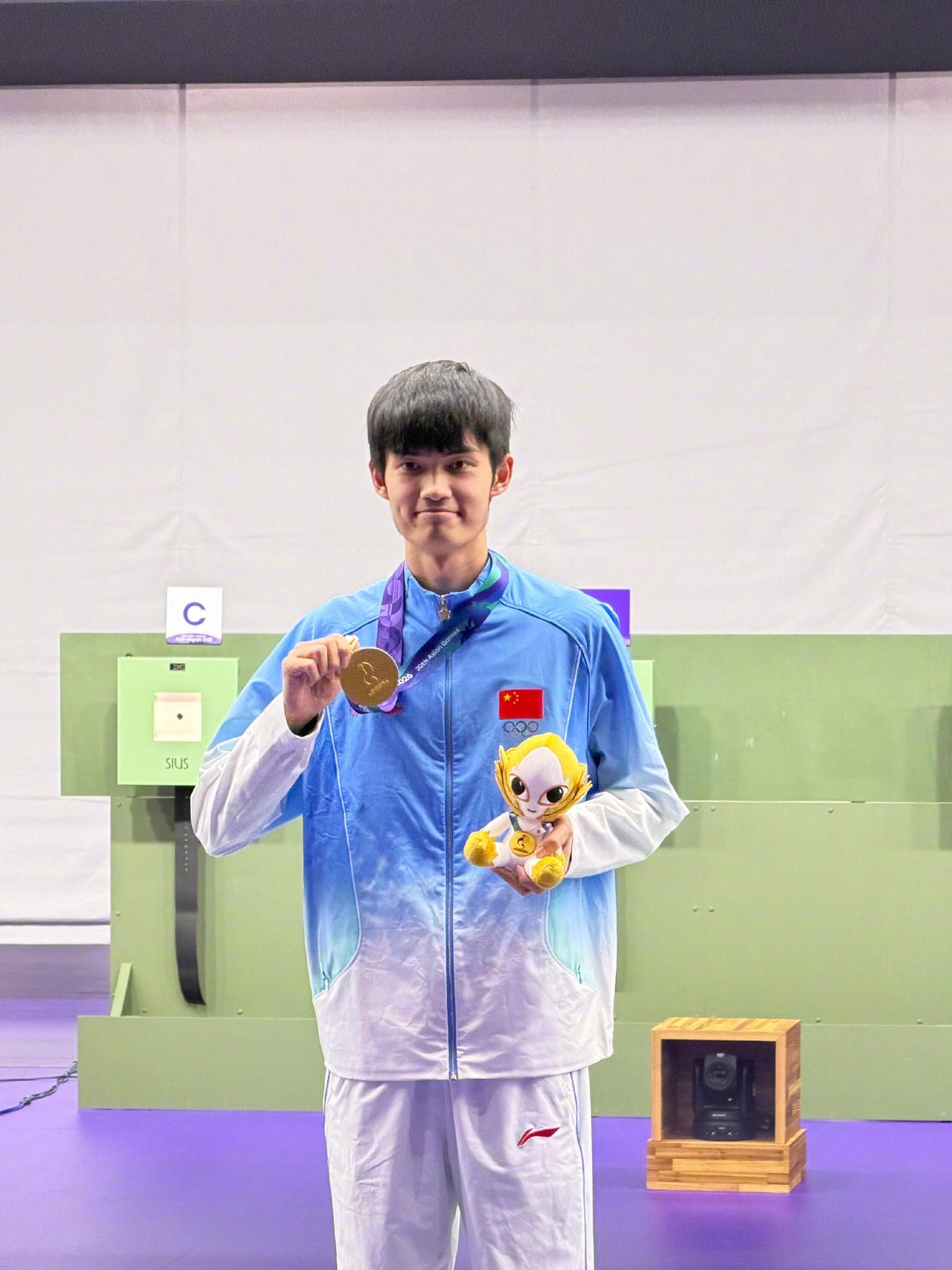 小孩哥真的好厉害，一下子就拿到了两块亮晶晶的金牌，干饭哥真厉害！盛李豪从巴黎奥