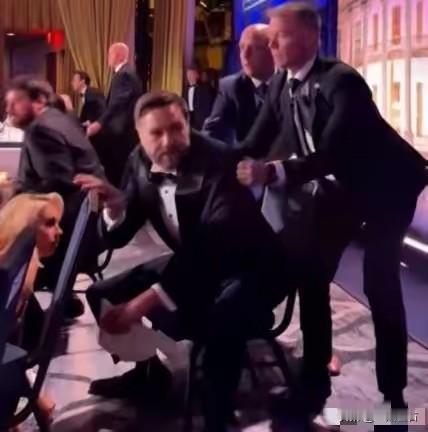 这下好了，万斯的支持率应该芭比Q了！人都怕死啊！看来总统也一样啊