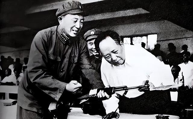 1961年，北京军区政委一职长期由李雪峰兼任，事务繁重，难以为继。中央军委会议结