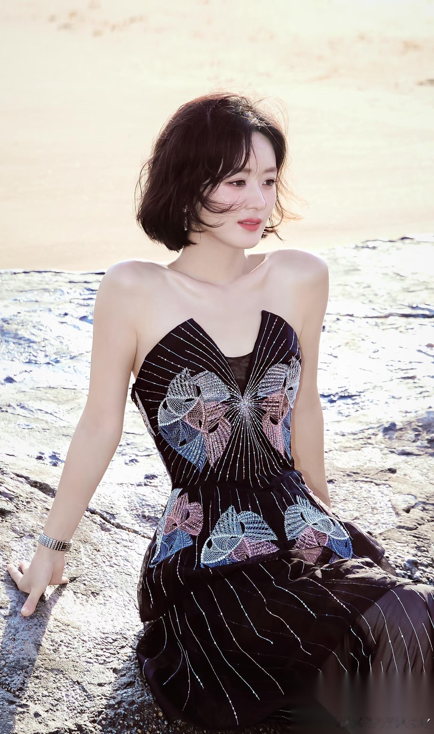 我侄女是演员助理，她见过赵丽颖，她回来偷偷给我说，赵丽颖是她见过特别美的人。