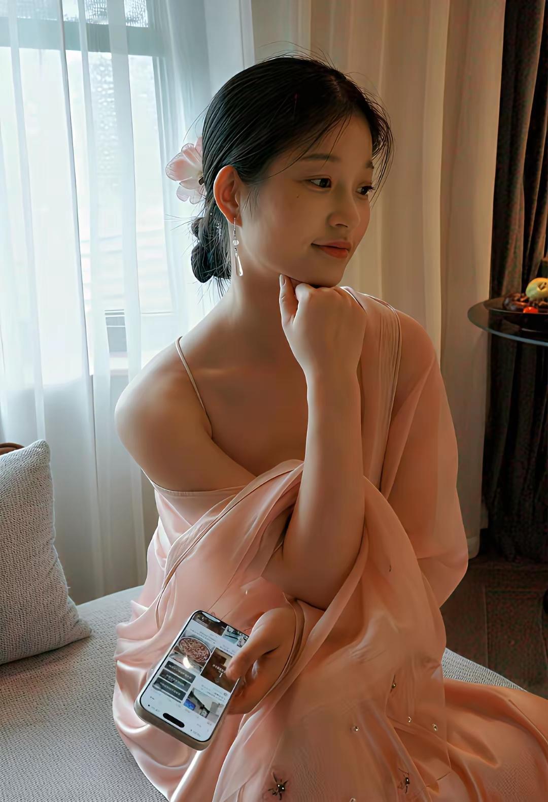 一位姑娘在沙发上看手机，好惬意！