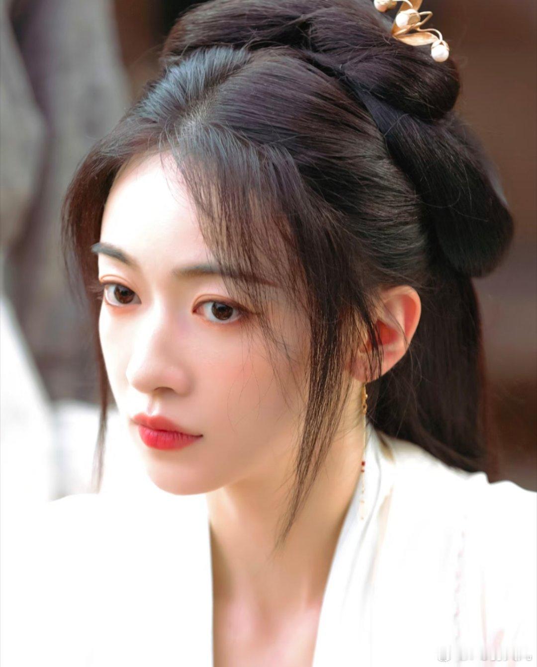 1、赵丽颖和杨紫其实挺像的，路线也走得差不多。她俩都是实力派收视女王，靠演技在圈