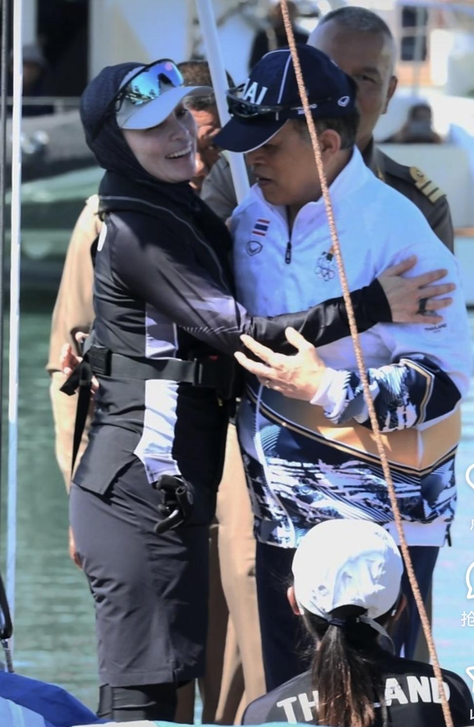 泰王夫妇公开场合罕见秀恩爱！苏提达王后就要出征帆船总决赛了。泰王来到帆船上为苏提