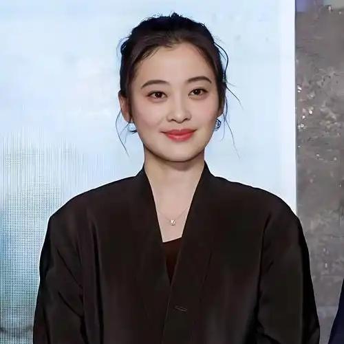 演员梅婷说：“我的父亲也是医生，而且是一名军医，当年大学毕业后，他的很多同学都奔