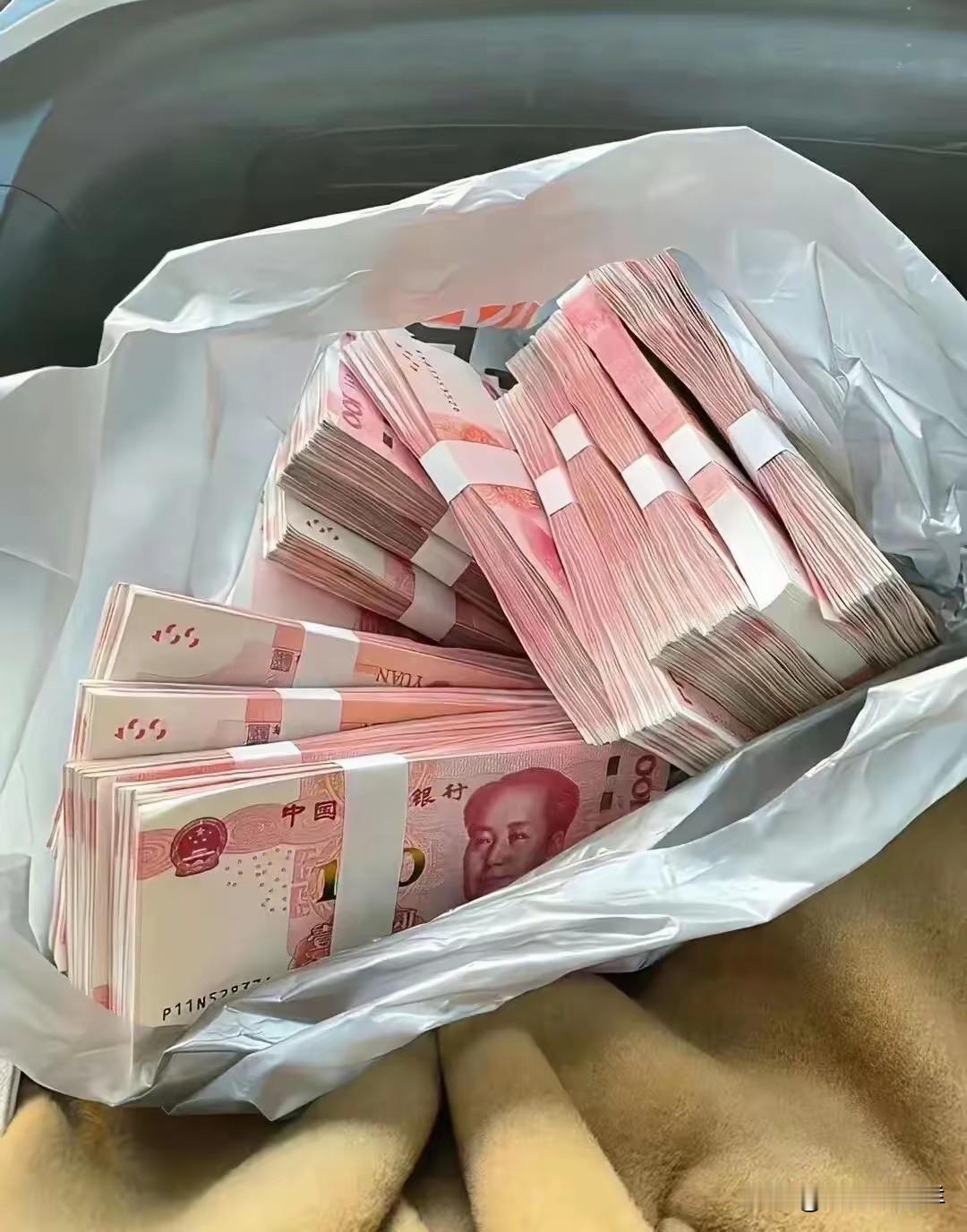 江西九江，一男子去世留下15万存款，他停在殡仪馆急等钱下葬，儿子拿着父亲的火化证