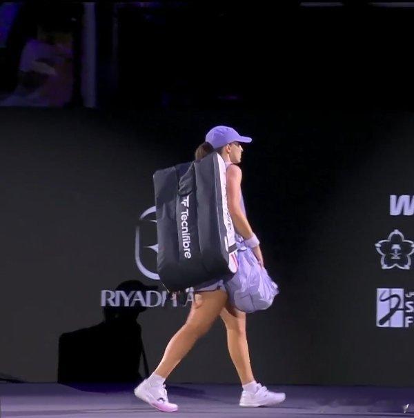 斯瓦泰克的2025赛季征程落幕。🔹温网冠军🔹澳网四强🔹法网四强🔹美网八强