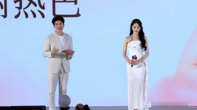 迪丽热巴将这件高定穿得略显保守了。