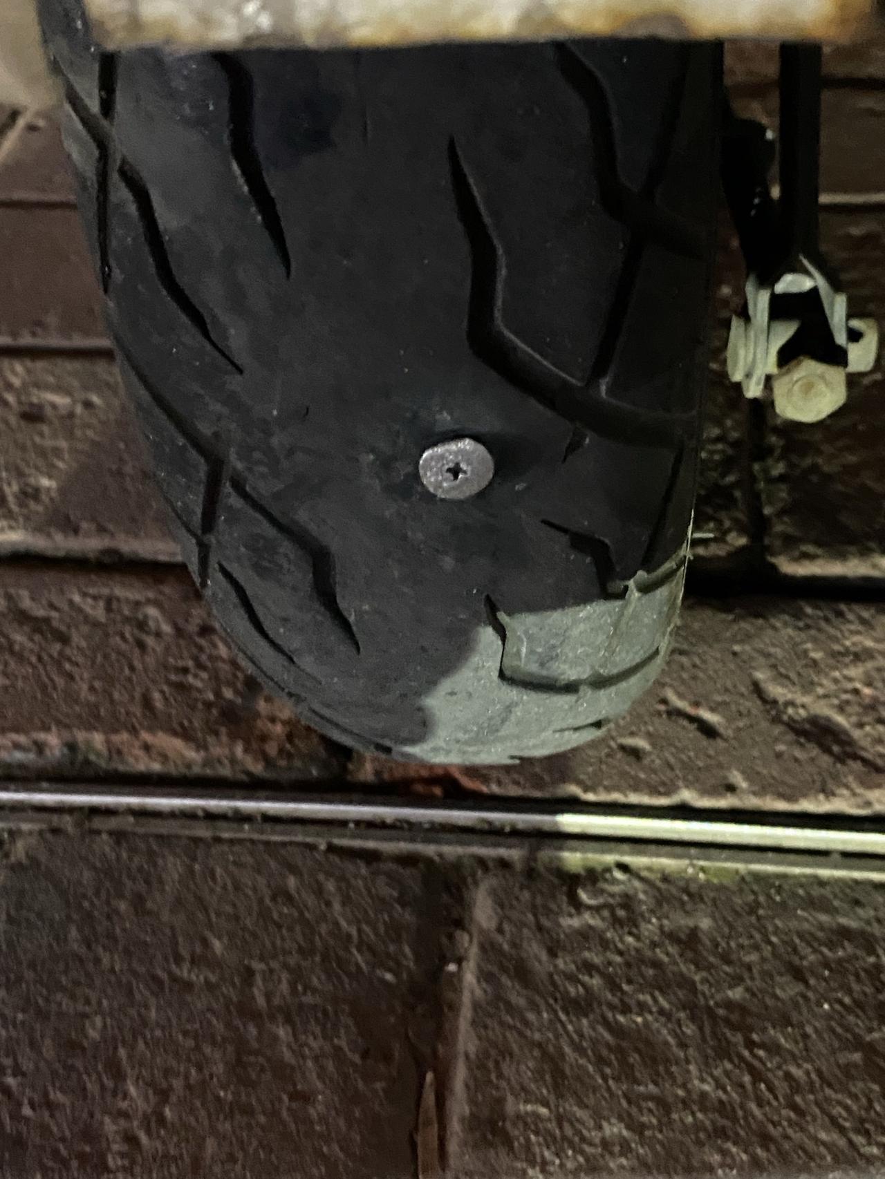 电动车修车行被利益蒙蔽，巴不得你车子早点出故障电瓶车轮胎扎了钉子，我