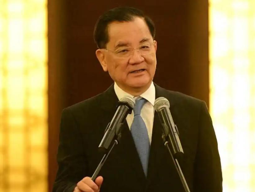 连战恐怕怎么也没料到，自己倾注心血铺路搭桥的亲儿子，混迹政坛大半生，到头来还是要