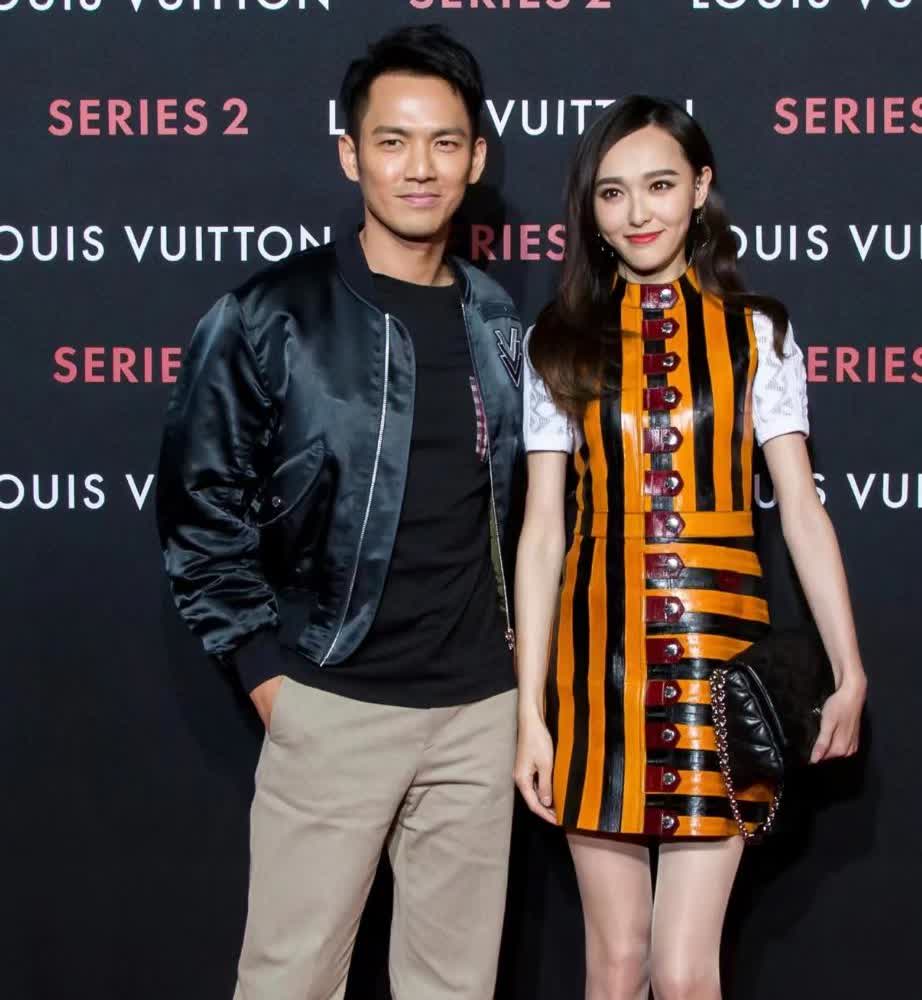 唐嫣身材真好，腿又细又长，脸上一对酒窝笑起来好迷人，钟汉良身姿挺拔，高大帅气，很