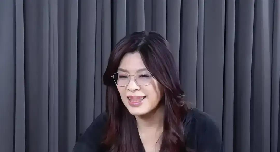 别再说郑丽文跟风韩国瑜去凑那个典礼的热闹了。我一开始也觉得她就是想蹭场面装大度