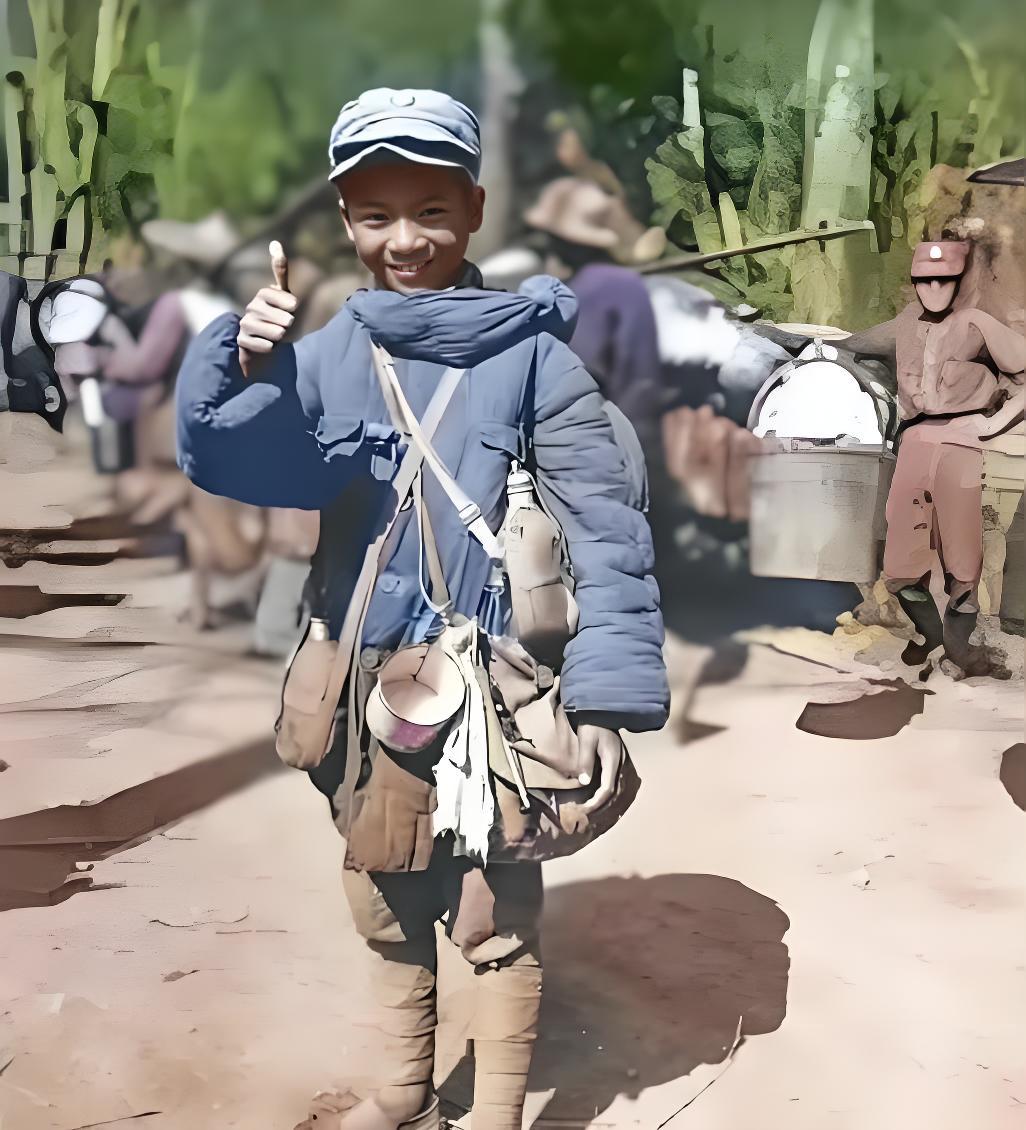 这张照片拍摄于1944年11月的昆明，画面中央是一位年仅13岁的中国远征军小战士