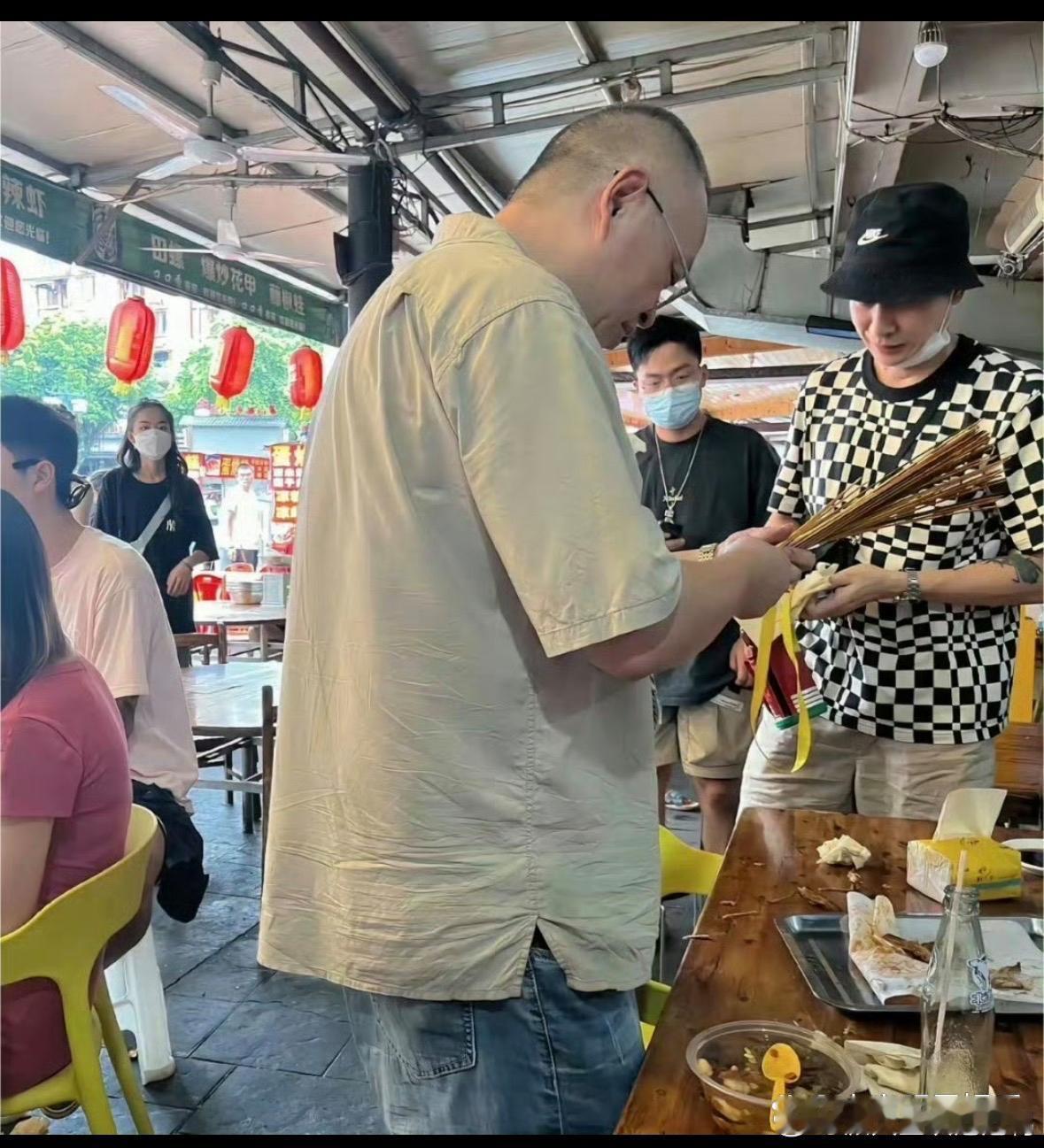 这下有点心疼王鹤棣爸爸了。都说祸不及家人，为什么还要跑到人家的店铺里恶意打差评呢