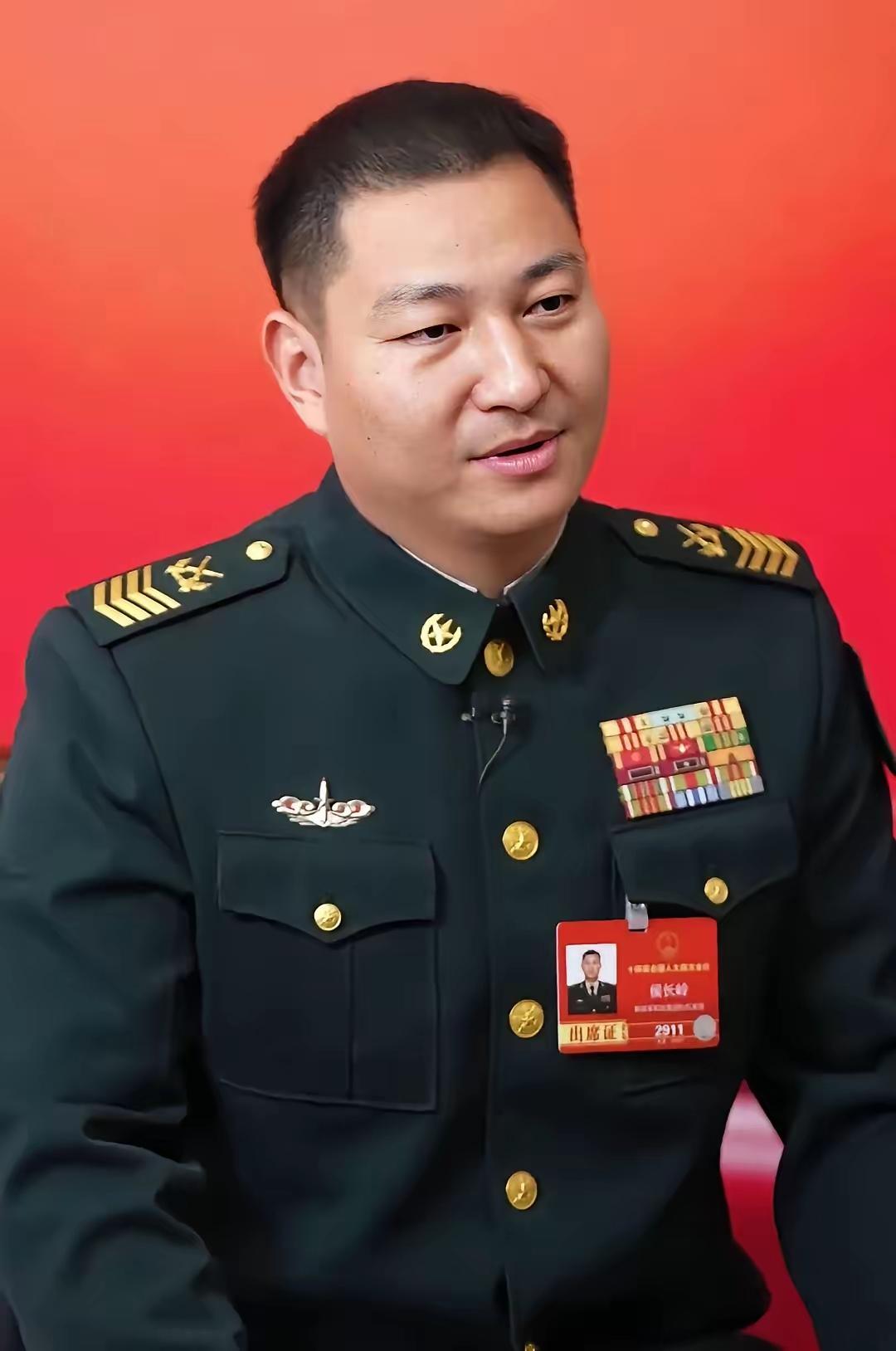 很多人以为一级军士长都是熬年头熬出来的，但这个真不是。侯长岭，39岁，火箭军