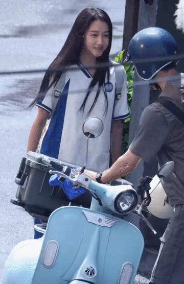 实在不行，关晓彤就穿一校服，打个粉底去走红毯吧，别造型，也别去费劲借礼服，又贵又