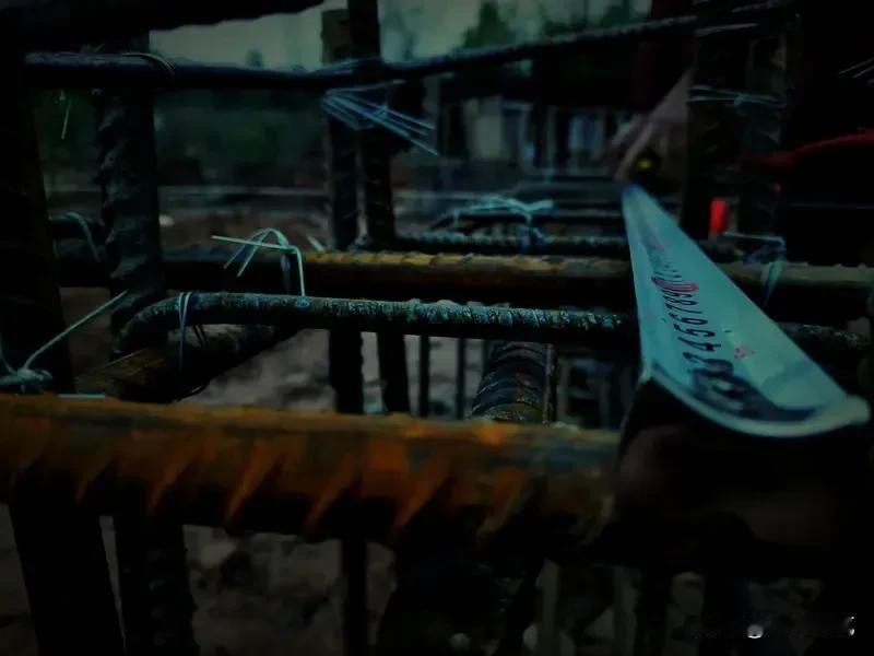 晚上11点被叫去验钢筋，商混已到，不签字就背锅，这种局要先保自己、再走流程、留足