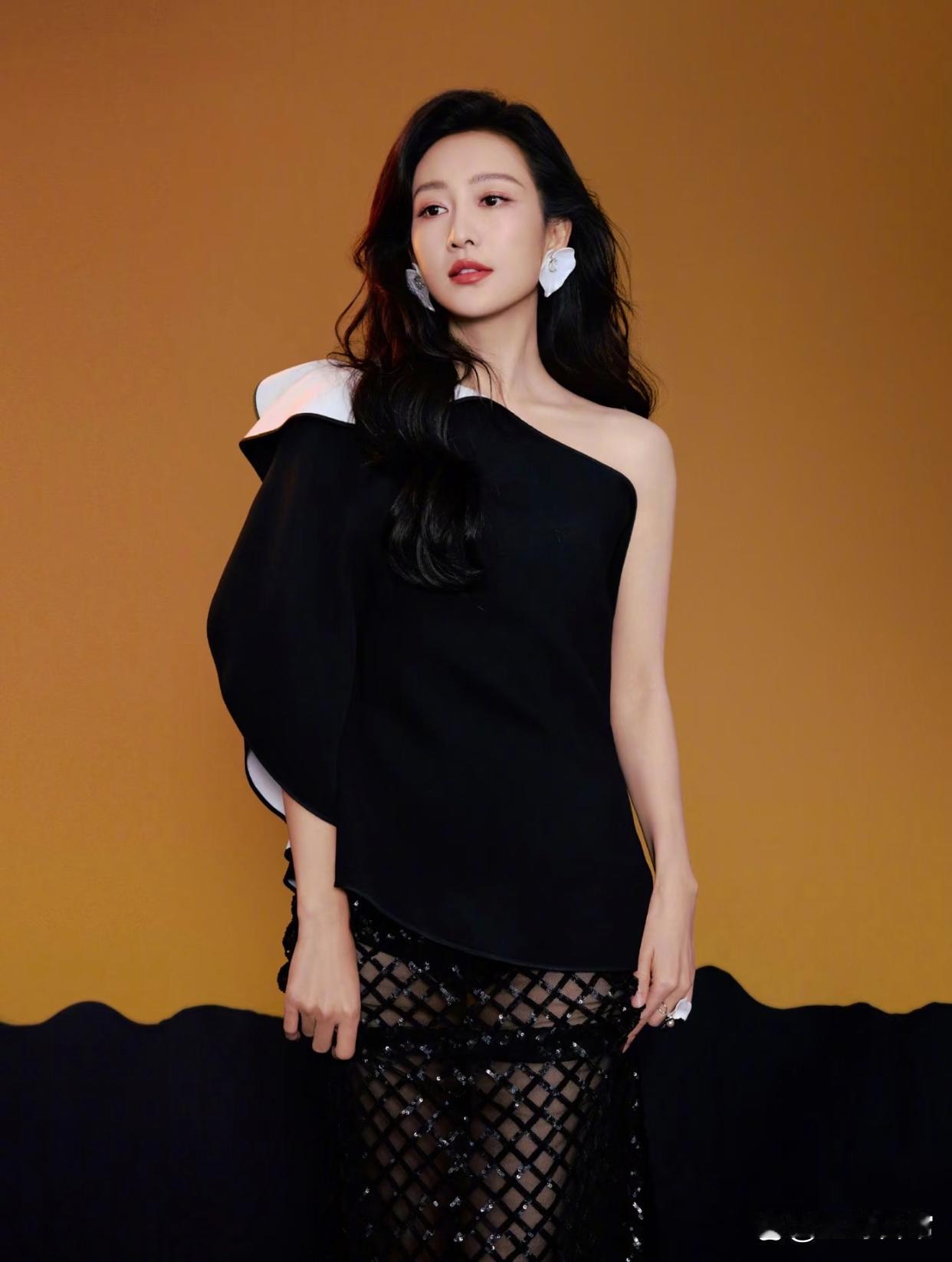 1.王鸥的前任已经结识新的交往对象，便不再过来纠缠，也不愿支付抚养费，把抚养女儿的压力全部丢给王鸥。