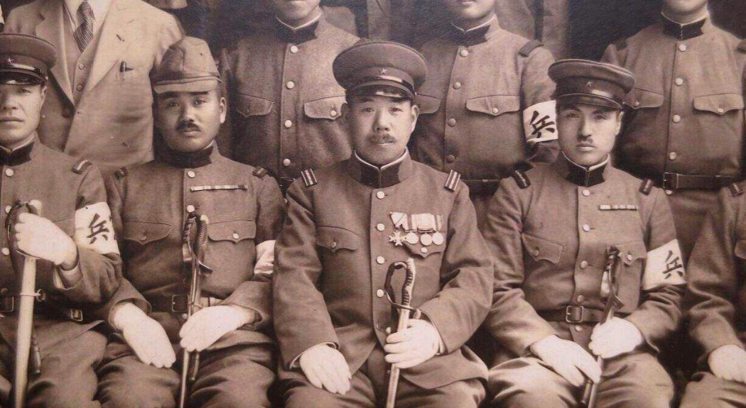 1947年，日本战犯中野久勇在监狱里大喊，吸引了狱警的注意。面对询问，他谎称肚子