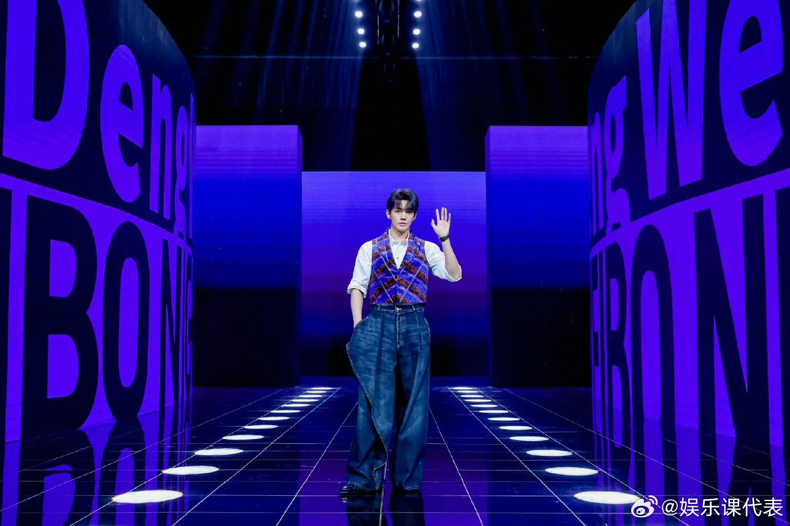 喵娲娲帮粉丝追星邓为全网羡慕的追星时刻来了！在的见证下，粉丝不仅和邓为成功合影