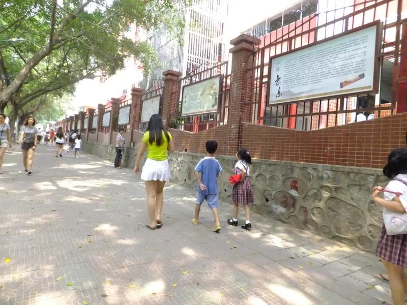 同学在民办学校赚8000千，我公办学校赚4000千，说实话，我并不羡慕她。同学