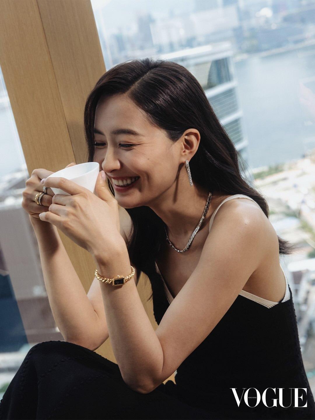 陈法拉【VogueHK】近年频繁往返不同国家拍戏与出席活动的，每次回到香港，