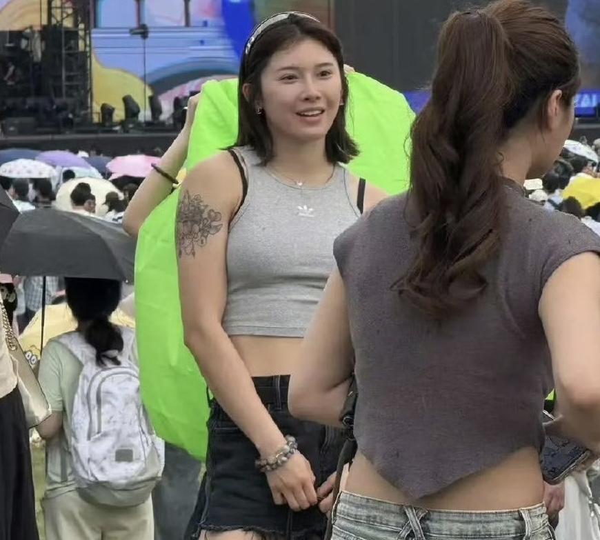 吴艳妮在成都，穿短裤大腿粗壮，一身奢侈品牌，表情自信又张扬！
